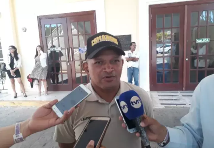 Enock Martínez, hermano de la profesora Diosila Martínez, habló en nombre de la familia, solicitando que se haga justicia por la muerte atroz de la que fue víctima su hermana. Foto/José Vásquez