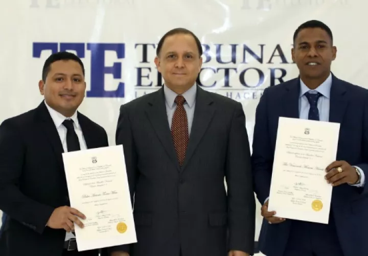 Entrega de credenciales a diputado del circuito 3-1. 