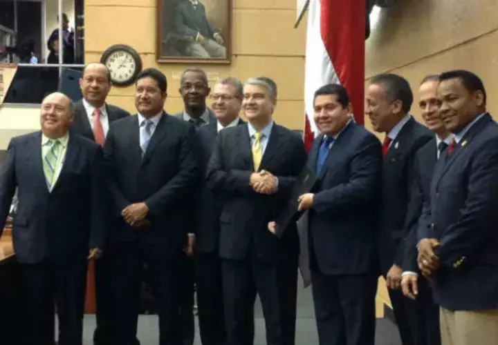 Diputados sacan provecho durante aprobación de presupuesto general del Estado. Foto: Panamá América.