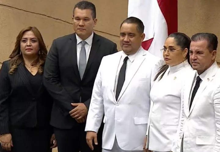 La nueva Junta Directiva de la Asamblea está conformada por diputados de los partidos PRD, Cambio Democrático y Molirena. Foto de cortesía