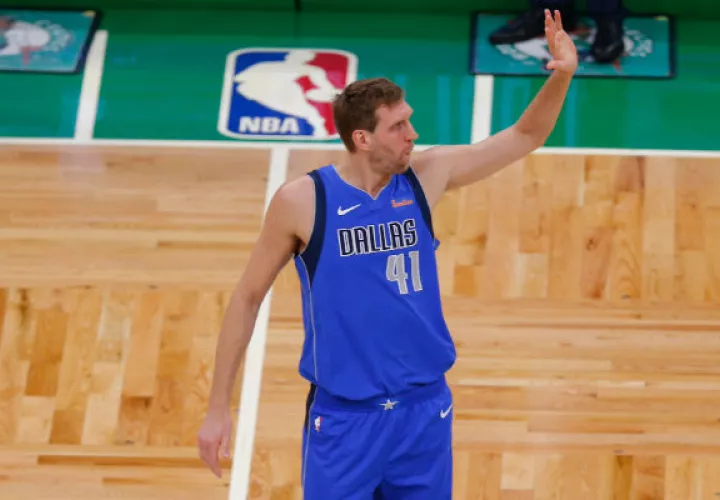 Dirk Nowitzki se despide de la afición de Boston. Foto:AP