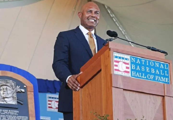 Mariano Rivera con su placa del Salón de la Fama.
