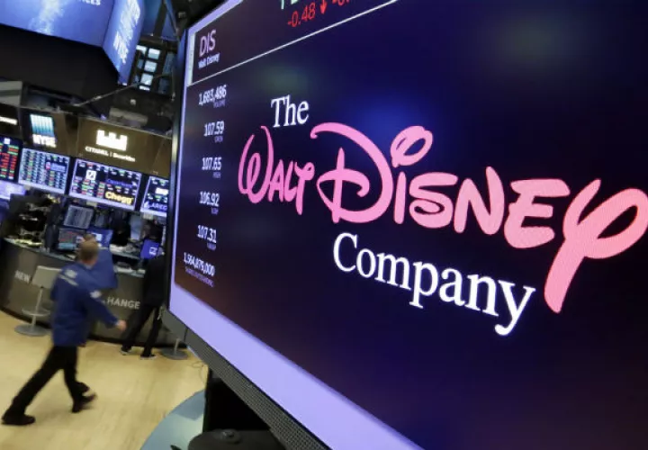  El logo de "Walt Disney Co." aparece en una pantalla de un comercio en Nueva York. Foto: AP. 