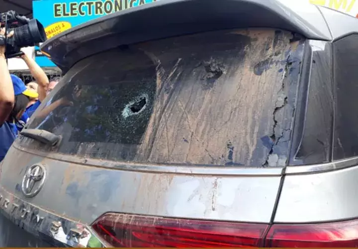 Parcialmente destruido quedó el auto del ministro del MIDA. Foto/Thays Domínguez