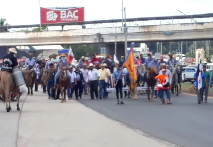 Se espera la presencia de representantes del sector agropecuario, así como de los grupos de conductores de taxi, quienes anunciaron una vigilia en las afueras de la reunión.