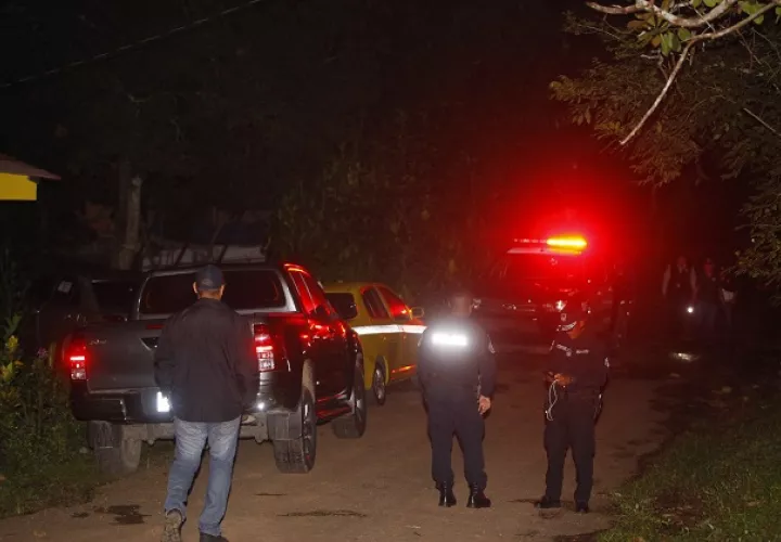 Una pareja fue encontrada sin vida dentro de una camioneta ubicada en Cerro Azul.