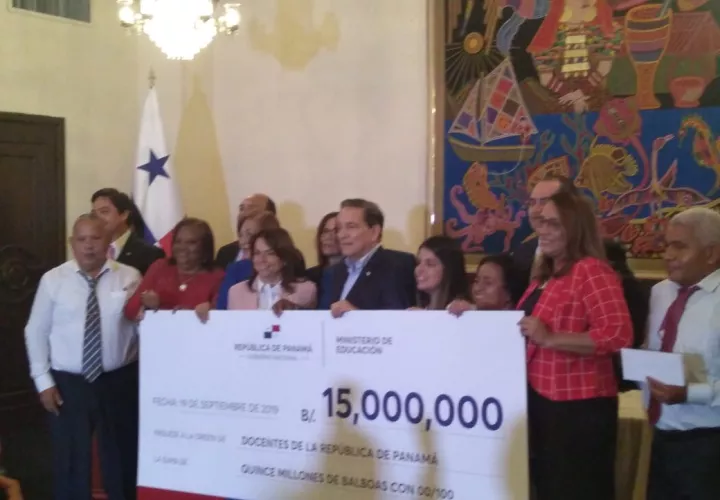 Con este primer pago del Gobierno se verán beneficiados 24 mil docentes a nivel nacional.