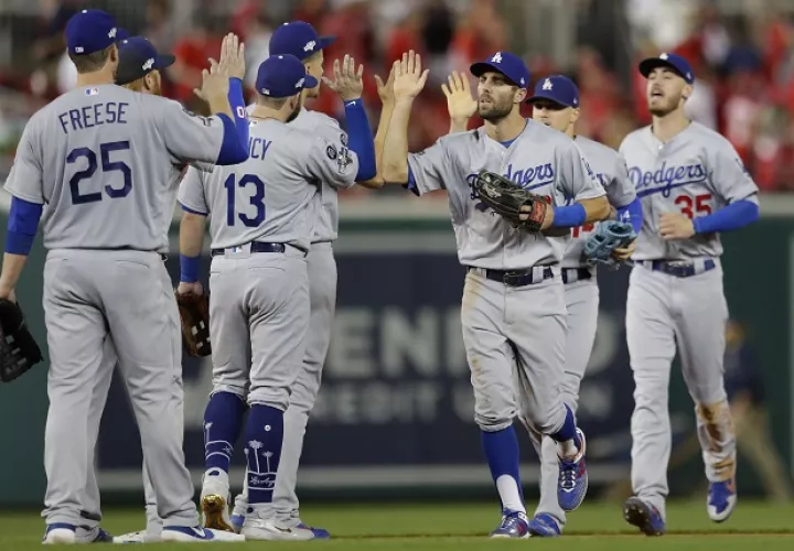 Jugadores de los Dodgers festejan. Foto:AP