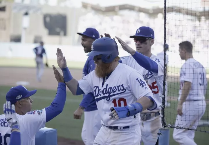 Celebran los jugadores de los Dodgers. Foto EFE