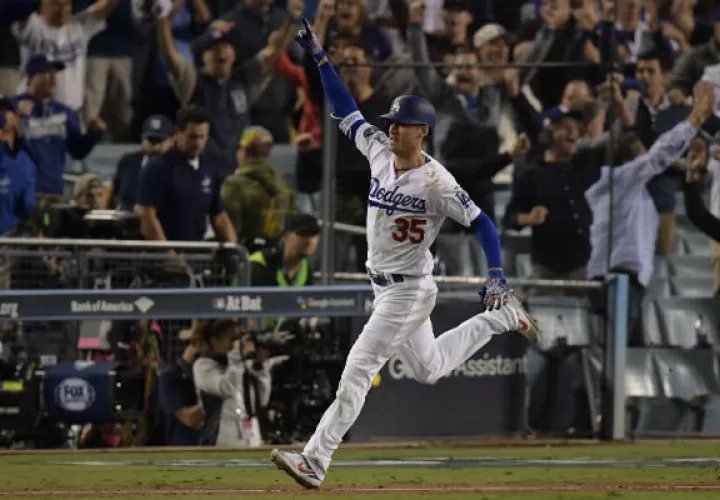 Cody Bellinger pegó el imparable de oro y remolcó la carrera de la victoria. Foto:AP