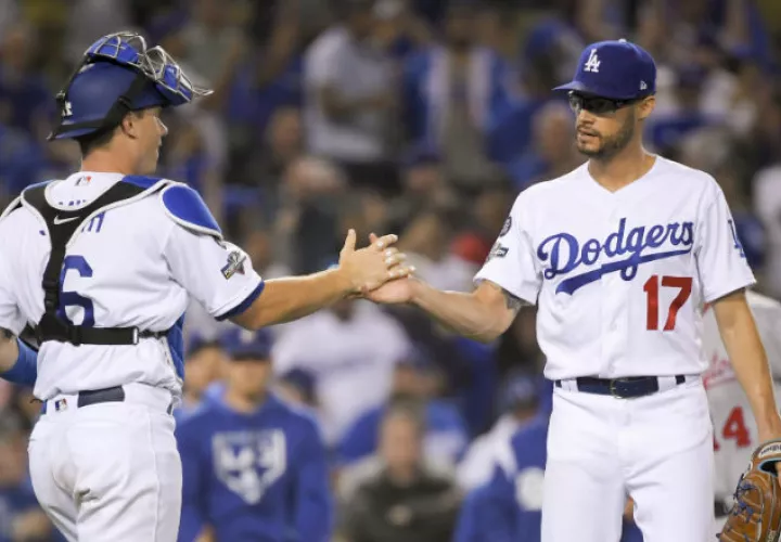 El recpetor Will Smith saluda a  Joe Kelly Foto AP