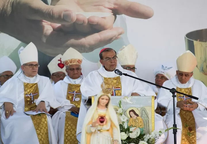 Francisco pidió al cardenal salvadoreño saludar "en nuestro nombre, desde lo más profundo del corazón, a los asistentes y les des muestras sensibles de nuestra caridad", y exhortó "a todos los creyentes, principalmente a los pastores sagrados, a que conserven siempre la fe Católica, la proclamen con valentía y la vivan con amor y buenas costumbres".