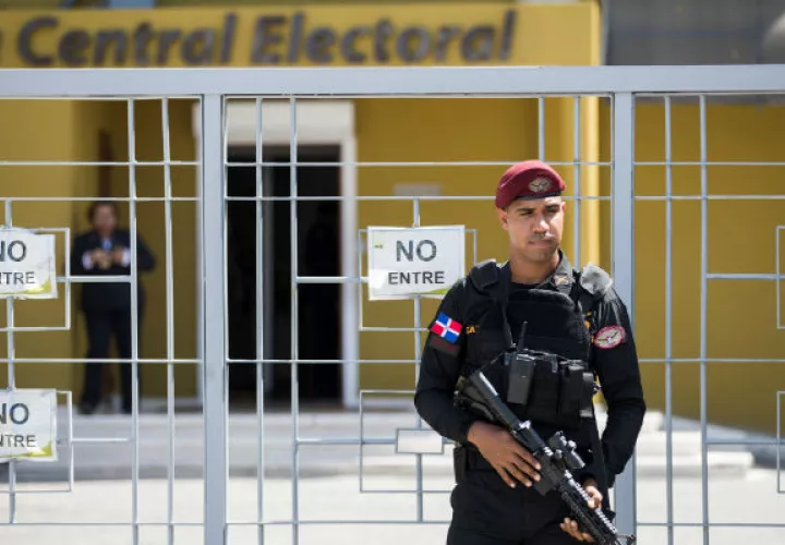 Un militar vigila la sede de la Junta Central Electoral en Santo Domingo. Foto: EFE.