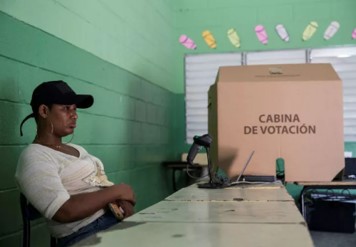 Un militar vigila la sede de la Junta Central Electoral en Santo Domingo. Foto: EFE.
