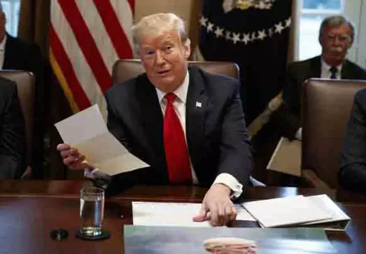 El presidente Donald Trump sostiene una carta que dice que es del líder norcoreano Kim Jong Un durante una reunión de gabinete en la Casa Blanca. FOTO/AP