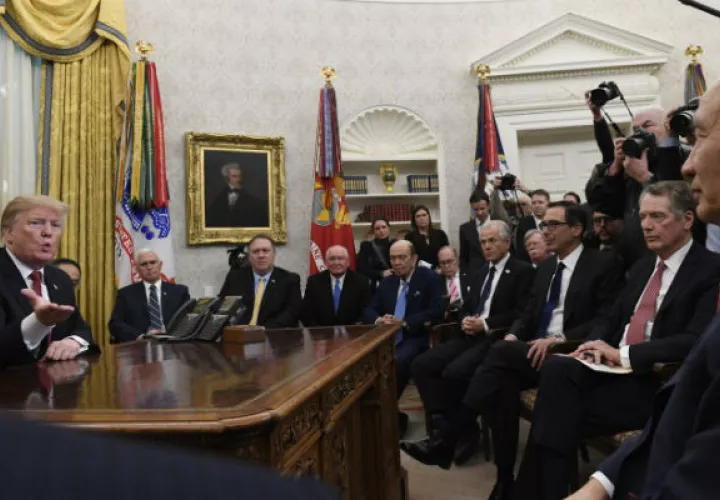 El presidente Donald Trump realiza  conferencia en la salón Oval de la Casa Blanca. AP