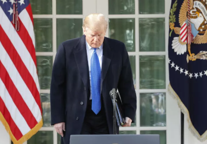 Después de una semana políticamente agitada, Trump, quien no tiene previstas actividades públicas este sábado, se limitó a publicar una serie de mensajes en su cuenta de Twitter, en los que insistió en quejarse de "acoso".