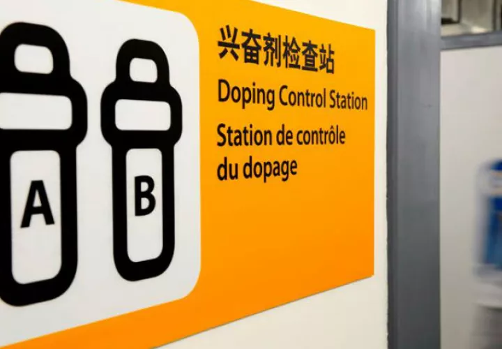 Una señal indica el acceso a un Centro de Control de Dopaje en Pekín, China. Foto EFE