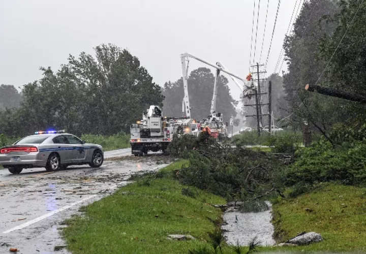 Varios sectores ya se han quedado sin electricidad y ya hay calles inundadas. FOTO/AP