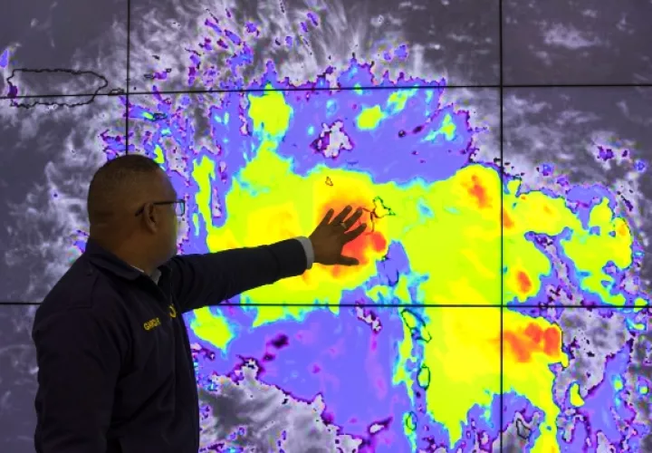 Un funcionario del Centro de Operaciones de Emergencias (COE) da seguimiento a la alerta de huracán en el este del país por la tormenta tropical Dorian, que ha entrado en el Caribe. FOTO/EFE