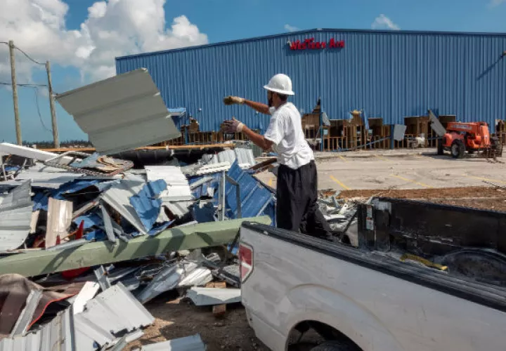 Desde que los poderosos vientos huracanados, con rachas de 200 kilómetros por hora, dejaron de sentirse a última hora del martes en Freeport, buena parte de los habitantes de la segunda ciudadmás grande de Bahamas buscan escapar del desastre en la zona.