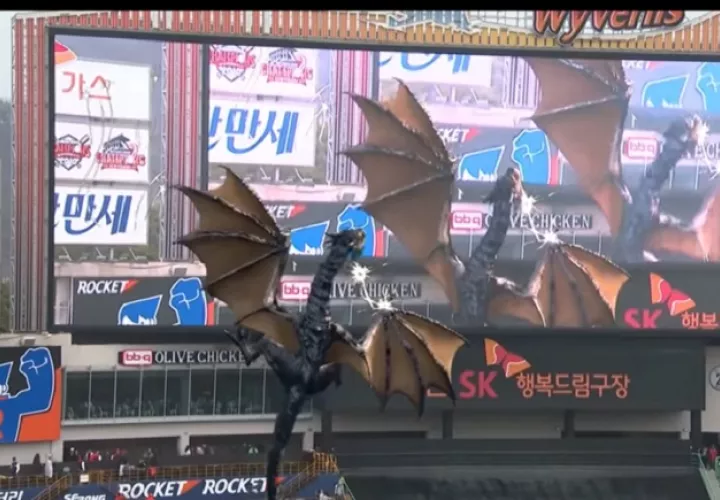 El dragón se proyecta sobre la pantalla del estadio.