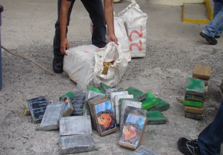 Los 43 paquetes de droga, estaban ocultos en dos tanques de color azul.