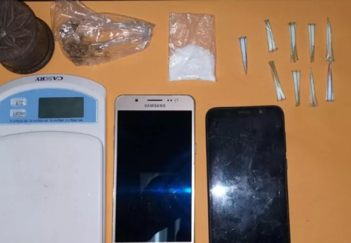 Decomisaron presuntas sustancias ilícitas (cocaína) y una pesa digital, lo que indica que se dedicaban a la venta de sustancias ilícitas. Foto/Mayra Madrid