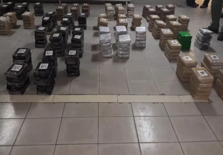 Los estupefacientes estaban dentro de 13 sacos, ubicados en la proa de la nave, que al sacarlos estaban identificados como el CAPO, LG, 1A, entre otras siglas.