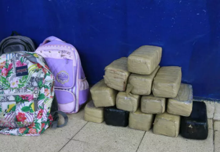 Detienen a tres mujeres que ponían a sus hijos a transportar droga en mochilas. Foto: Policía Nacional.