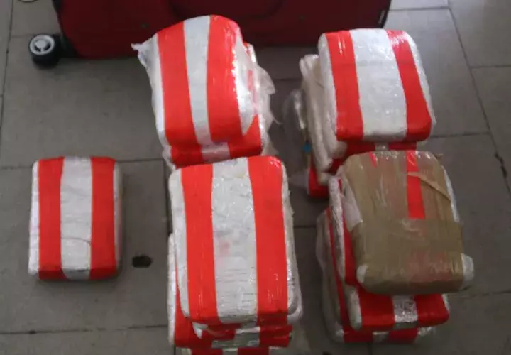 Un total de 21 paquetes con sustancias ilícitas fueron decomisados dentro de un vehículo en El Ingenio, corregimiento de Betania. 