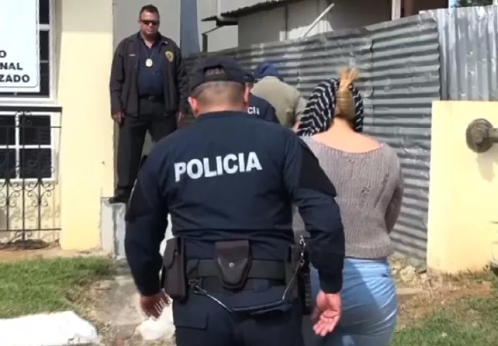 Una vez se da a conocer la detención de estas cuatro personas, la juez de garantía ordena que los tres masculinos fueran  traslados al centro penal ubicado en el corregimiento de Chiriquí, mientras que la femenina fue enviada al Centro Femenino de Los Algarrobos en el distrito de Dolega. Foto/Mayra Madrid