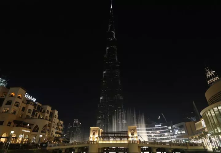 En Dubai, esperaron las doce campanadas para encender las luces de un emblemático edificio. FOTO/AP