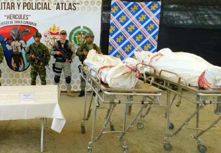 Las autoridades militares presentan los cuerpos sin vida de Walter Patricio Arizala, alias Guacho, y Luis Alberto Bermeo Gasca, alias Pitufín. FOTO/EFE