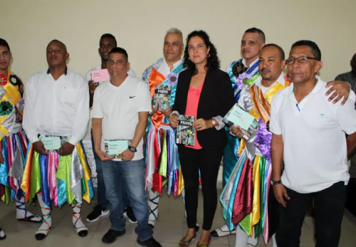 En el  Concejo Municipal de Panamá Oeste, durante la gala de la nueva publicación testimonial. Foto: Cortesía.