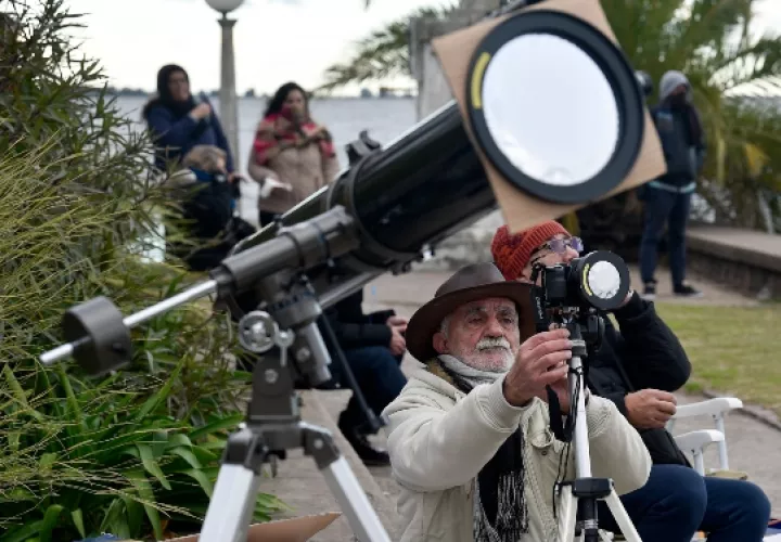 Un grupo de personas buscan el mejor lugar para observar el eclipse total de sol. FOTOAP