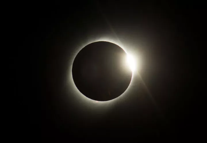 El sol cubierto por la luna en el eclipse solar total desde el Observatorio de La Silla en Coquimbo (Chile). EFE. 