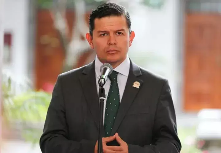  El consejero de la Presidencia, Juan Sebastián Roldán, confirmó  en conferencia de prensa la renuncia de la vicepresidenta, María Alejandra Vicuña. FOTO/EFE