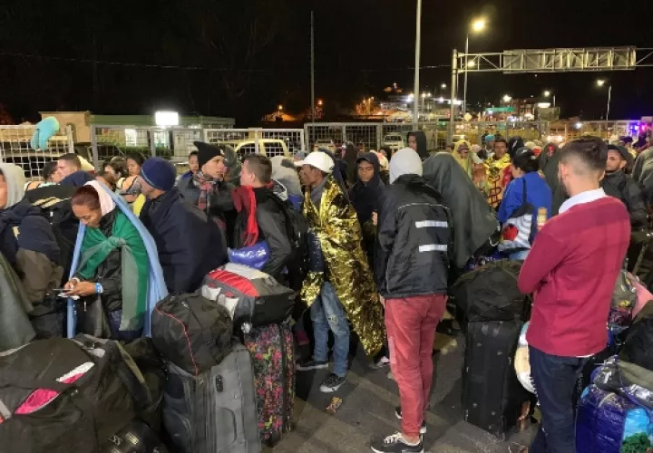Migrantes venezolanos en la madrugada de este lunes en la terminal de Rumichaca, en la frontera entre Colombia y Ecuador, que se vació apenas dos horas después de que entrara en vigor un nuevo requisito de visa humanitaria. FOTO/EFE