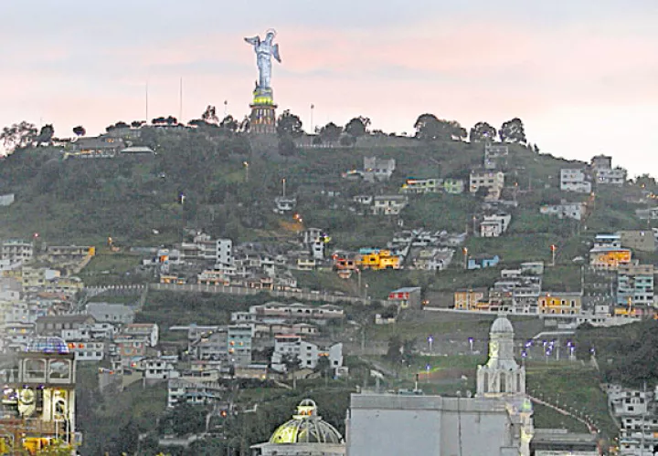 Deslumbrante: Vista de la Virgen de Legarda, en el Panecillo. El más cercano al histórico monumento, a unos 20 minutos, está en la cima del monte Catequilla.