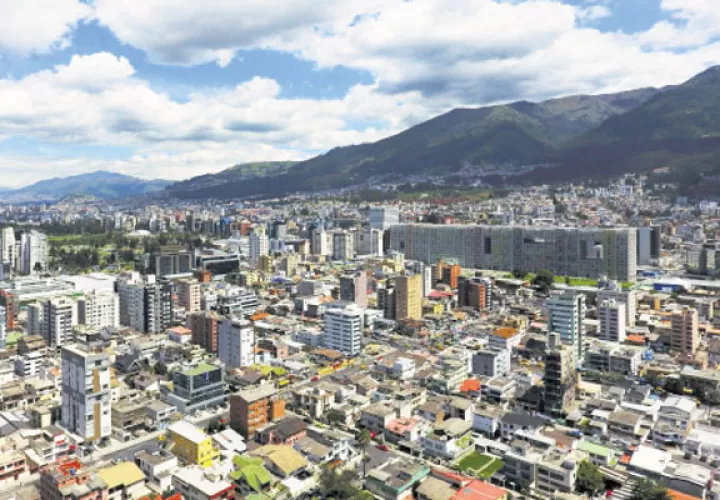 Moderno: Vista panorámica del Quito moderno. Ciudad de mayoría católica, cuna de destacados intelectuales y amable con el turista.