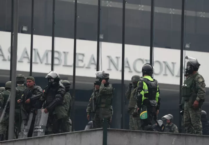 Manifestantes indígenas se toman el edificio de la Asamblea Nacional de Quito. Foto: EFE.