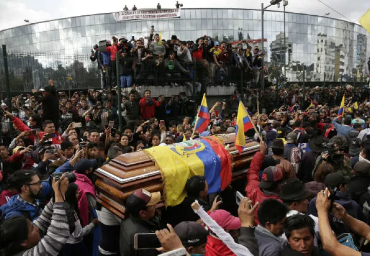 Manifestantes acompañan el féretro con el cadáver de un dirigente indígenas que murió durante las protestas. Foto:EFE.