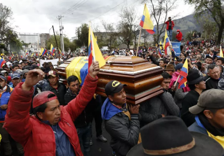 Manifestantes acompañan el féretro con el cadáver de un dirigente indígenas que murió durante las protestas. Foto:EFE.