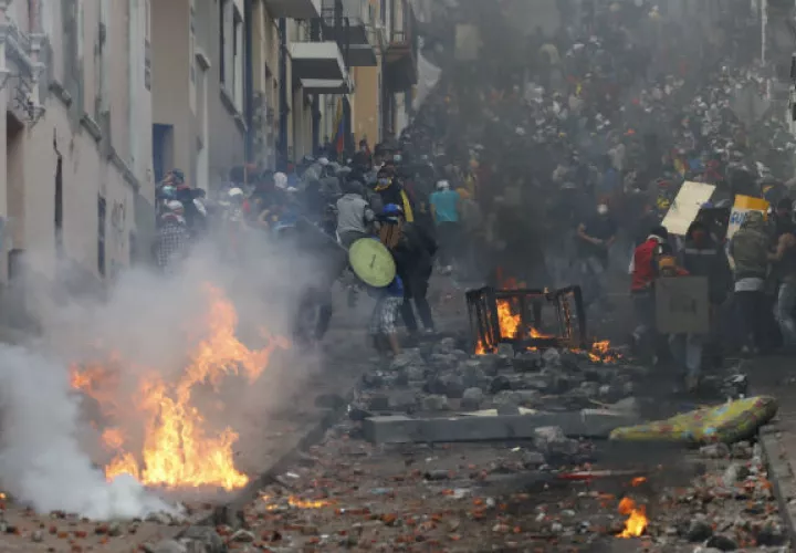 Policías se enfrentan a manifestanetes en el centro de Quito. Foto: EFE