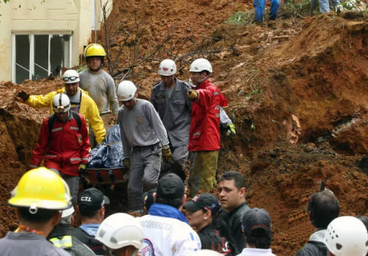 En los trabajos participan también perros del Grupo de Operaciones Emergentes (GOE).