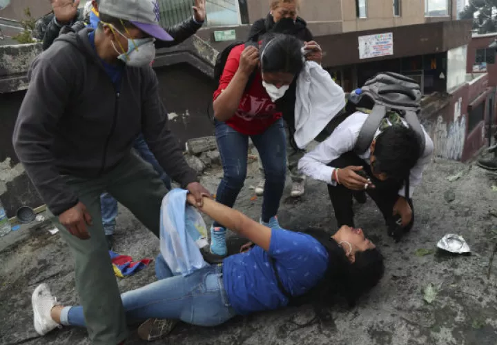 Manifestantes y policías se enfrentaron en una nueva jornada de protestas este viernes, en Quito. Foto: EFE.