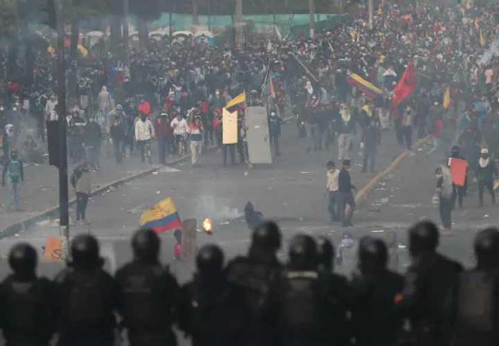 Manifestantes y policías se enfrentaron en una nueva jornada de protestas este viernes, en Quito. Foto: EFE.