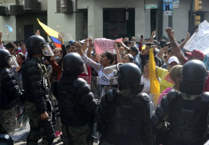 Policías se enfrentan a manifestanetes en el centro de Quito. Foto: EFE
