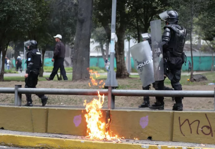 Policías se enfrentan a manifestanetes en el centro de Quito. Foto: EFE